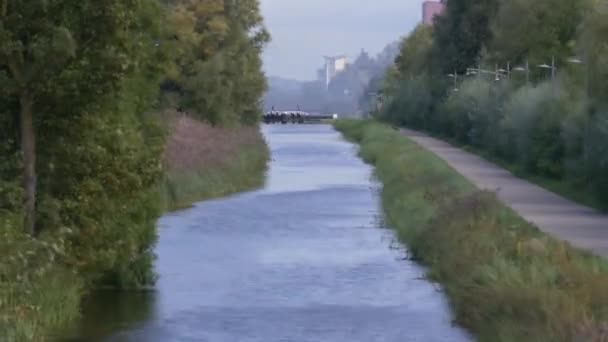 Ludzie Spacerujący Promenadzie Wzdłuż Wielkiego Kanału Dymem Bomby Tle Jesienią — Wideo stockowe