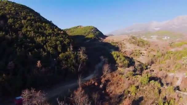 Plan Réel Voiture Rallye Rouge Conduisant Rapidement Sur Route Terre — Video