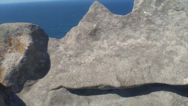 Die Atlantischen Ozeane Hinter Den Erodierten Granitfelsen Der Klippe Einem — Stockvideo