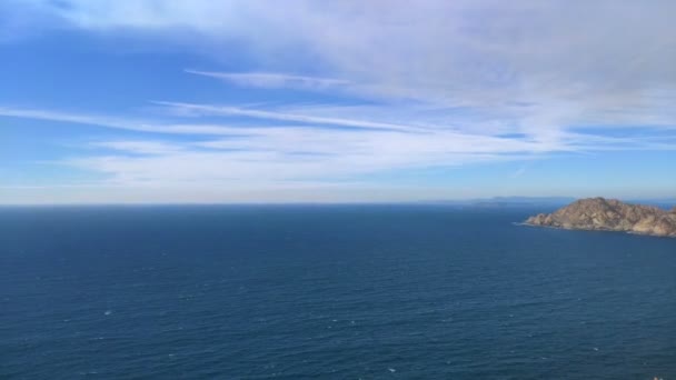 Imensidão Mar Com Ilhas Rochosas Montanha Com Nuvens Residuais Para — Vídeo de Stock