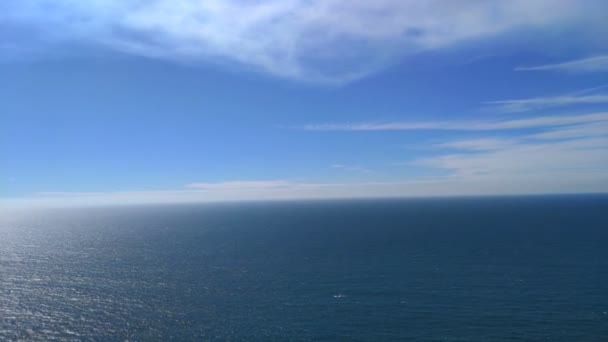 Спокойное Море Остаточной Облачностью Солнечный Летний День Панорамный Снимок Поворота — стоковое видео