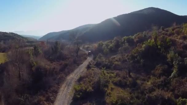 Schnelles Rallye Auto Fährt Bei Sonnenuntergang Von Der Straße — Stockvideo