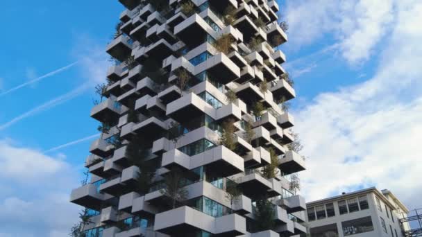 Χαμηλή Γωνία Φουτουριστικό Πράσινο Πύργο Διαμέρισμα Ουρανοξύστης Eindhoven Λωρίδα Ολλανδία — Αρχείο Βίντεο