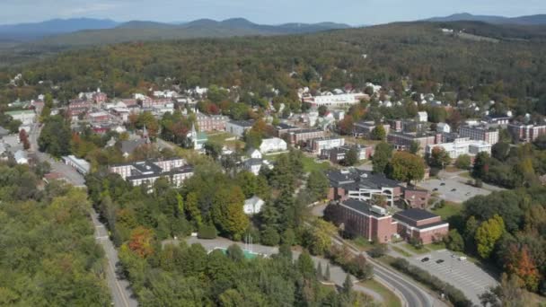 Repülő Drónfelvétel Maine Farmingtoni Egyetemről — Stock videók
