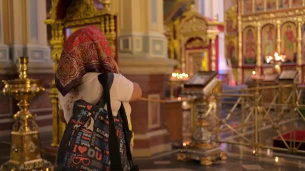 Gość Nakryciem Głowy Modli Się Wewnątrz Zabytkowej Ozdobnej Katedry Zenkov — Wideo stockowe