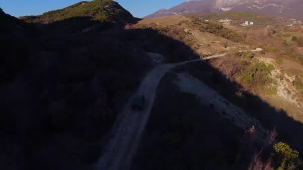 Cepat Reli Road Car Keluar Dari Bayangan Bukit Jalan Tanah — Stok Video