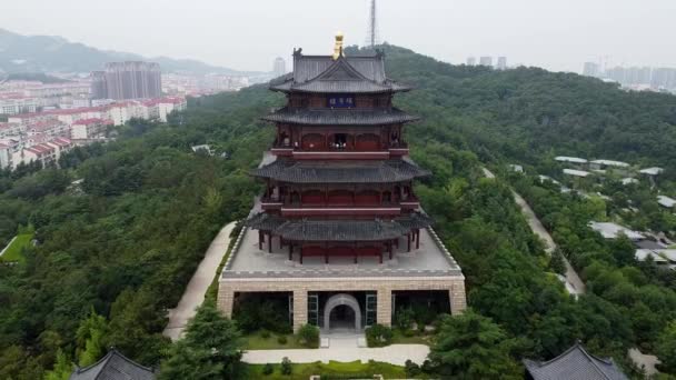 Vista Aérea Cinematográfica Pagoda Huancui Lou Movimiento Inverso Tomada Ciudad — Vídeos de Stock