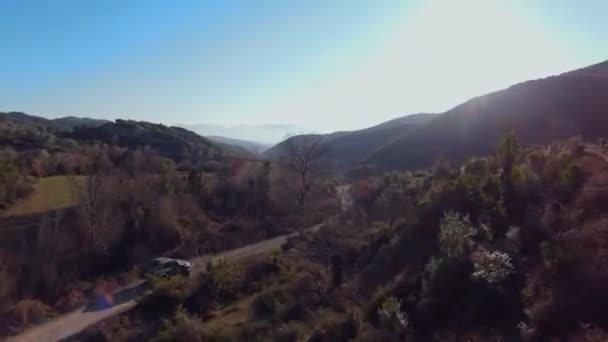 Voiture Hors Route Conduisant Rapidement Sur Gravier Sous Piste Colline — Video