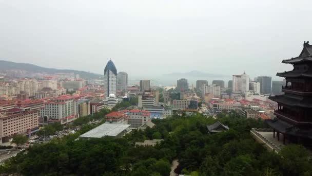 Aerial Forward Dolly View Weihai Cityscape Sea Island Background Huancui — Vídeos de Stock