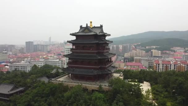 Aerial Cinematic Right Hand Orbit Huancui Lou Pagoda Cityscape Background — Vídeos de Stock