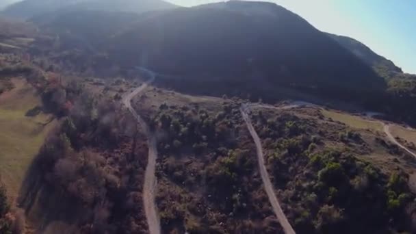 Реальный Снимок Раллийного Автомобиля Грунтовой Горной Дороге — стоковое видео