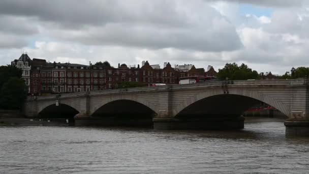 Busse Überqueren Putney Bridge London Großbritannien — Stockvideo