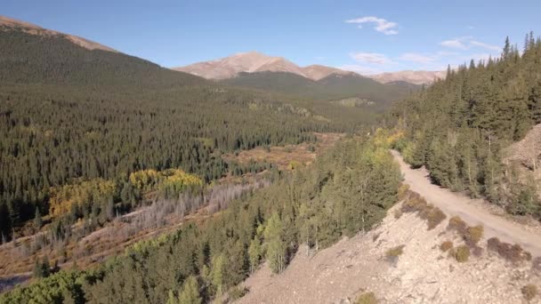 空中飞行沿着一条遥远的土路 远处是银蹄山 落基山脉 于今年秋天在科罗拉多州科莫市附近的Boreas Pass路拍摄 — 图库视频影像