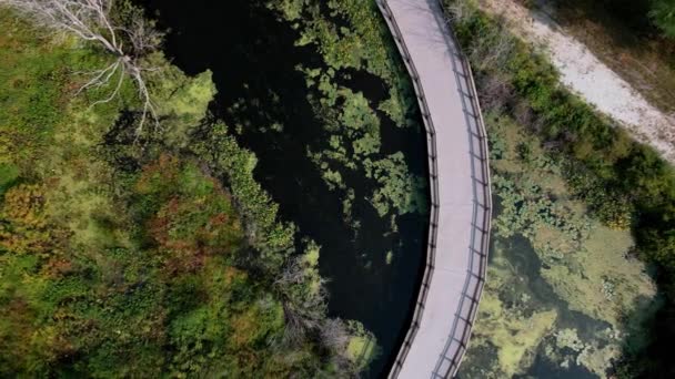 Muskegon的Ruddiman泻湖上一座桥的鸟眼轨迹 — 图库视频影像