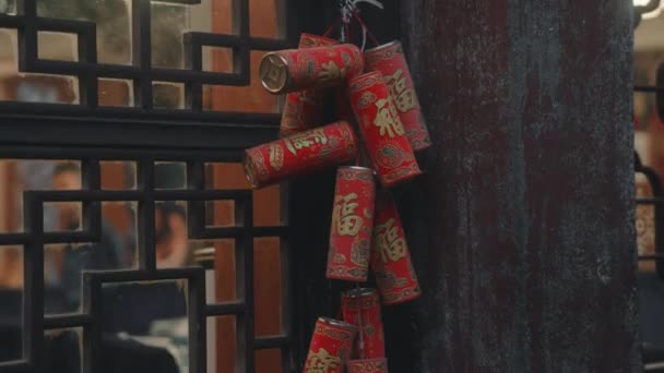 Παραδοσιακά Κινέζικα Πρωτοχρονιάτικα Πυροτεχνήματα Στολίδια Κρέμονται Από Παράθυρο Κλείσιμο Κλίση — Αρχείο Βίντεο