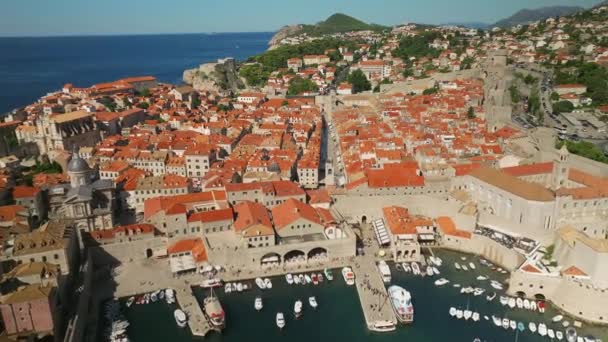 Hırvatistan Dubrovnik Kentinin Merkezine Doğru Havadan Yaklaşım — Stok video