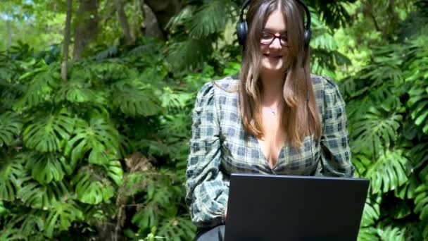 Student Fericit Frumos Ascultând Muzică Căști Tastând Laptopul Din Parc — Videoclip de stoc