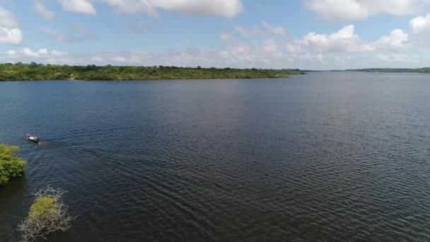 Drone Captura Tiro Aéreo Barco Vela Rio Amazonas Brasil Dia — Vídeo de Stock