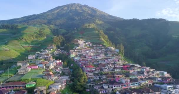 多彩的乡村的空中录像在窗帘的斜坡上 位于苏明山斜坡上的Butuh村也被称为Nepal Van Java 看起来像印度尼西亚爪哇中部的Namche Bazaar — 图库视频影像