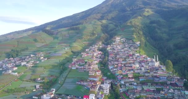 高山斜坡上五彩斑斓的乡村住宅的空中录像 位于苏明山斜坡上的Butuh村也被称为Nepal Van Java 看起来像印度尼西亚爪哇中部的Namche Bazaar — 图库视频影像