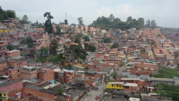 ドローンは後方に移動し ブラジルの主要都市の近くまたは近くで発見されたShantytownまたはSlumであるファヴェーラ地域全体を捉えます — ストック動画