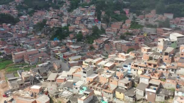 ドローンは ブラジルに位置するスラムやShantytownファヴェーラの密集した住居の空中ショットをキャプチャします — ストック動画