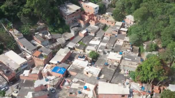 ドローンは ブラジルのスラムの一種ファヴェーラの多数の住居の空中ショットをキャプチャします — ストック動画