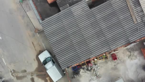 连续拍摄的棚户区只有住宅的屋顶被无人机占领有人看见一辆汽车停在房子的侧面 — 图库视频影像