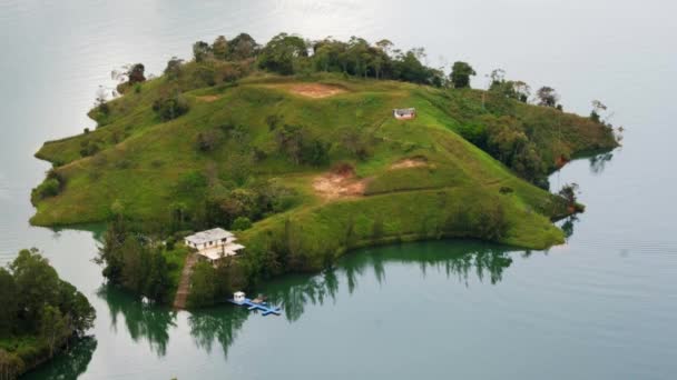 Dom Wysepce Samotnie Odosobnionej Wyspie Środek Kryształowego Jeziora Aerial Cinematic — Wideo stockowe