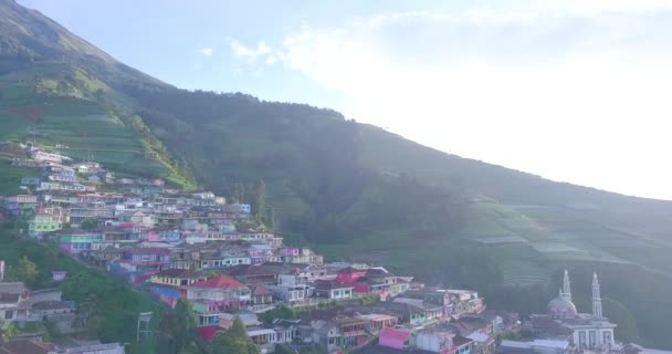 Vista Aérea Colorida Casa Pueblo Ladera Montaña Mañana Ligeramente Brumosa — Vídeo de stock