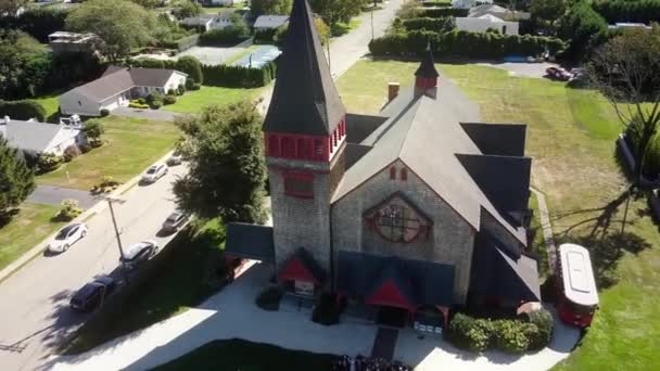 Nagranie Lotu Drona Starego Kościoła Uroczystości Ślubnej Dzielnicy Mieszkalnej Ciepły — Wideo stockowe