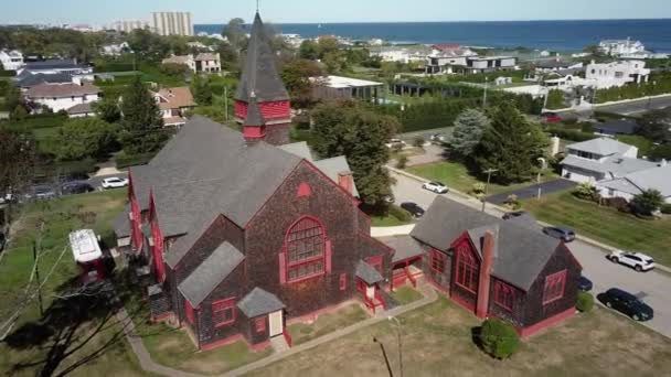 哥特式外部建筑Elberon纪念教堂 空中邻近海滩 美国新泽西州Long Branch — 图库视频影像