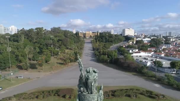 独立公園 パルケ インデペンデンシア イピランガでブラジルの独立への記念碑の傾斜のショット — ストック動画