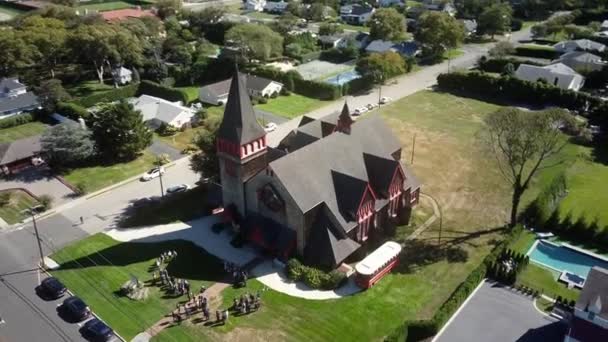Orbit Shot Fabulous Cottage Design Church Que Tiene Ceremonia Reunión — Vídeos de Stock
