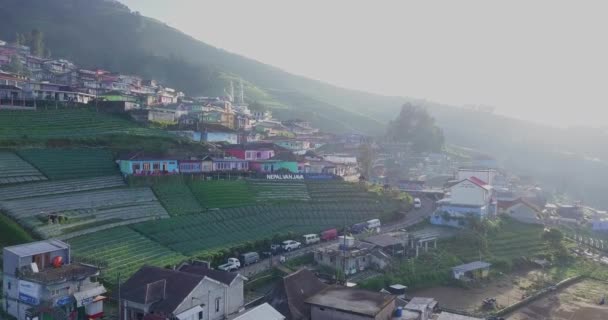 多彩的村舍在山坡上的鼓声录像 尼泊尔万爪哇 在多雾的天气里 Butuh村也称尼泊尔范爪哇 看起来像Namche Bazaar — 图库视频影像