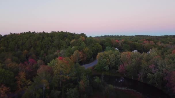 Colpo Spinta Piccolo Fiume Una Strada Nel Maine — Video Stock