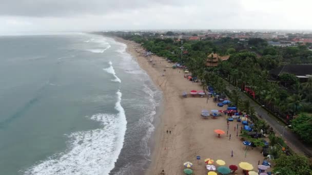 Písečná Pláž Zpěněné Vlny Oceánu Městským Pobřežím Bali Náladový Den — Stock video