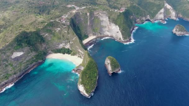 Steile Rotsachtige Kliffen Van Exotisch Zandstrand Nusa Penida Eiland Uitzicht — Stockvideo