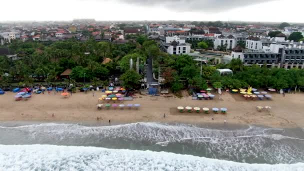 Strand Üdülőhely Végtelen Város Mögött Bali Légi Drón Kilátás — Stock videók