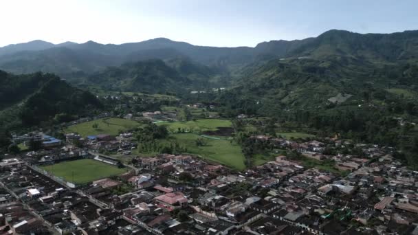 Montañas Medellín Aerial Drone Top Notch Por Encima Del Jardín — Vídeos de Stock