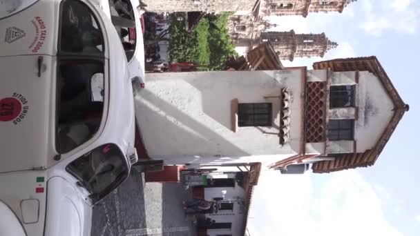 Κάθετη Βίντεο Ένα Ταξί Ελιγμών Ένα Στενό Δρόμο Στην Πόλη — Αρχείο Βίντεο