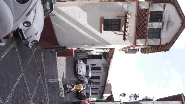 メキシコのタクシーの町の狭い道路上でのタクシー操縦の垂直ビデオ — ストック動画