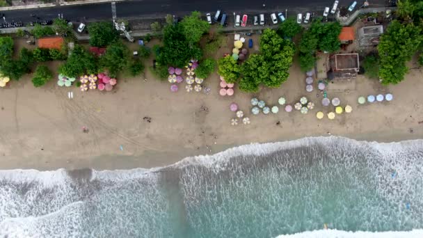 Barevné Deštníky Písečné Pláži Ostrova Bali Pohled Shora Dolů — Stock video