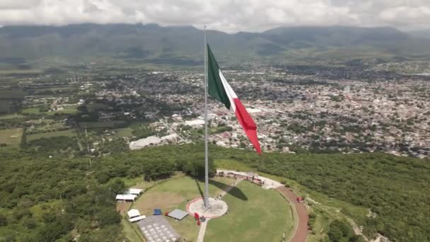 Vista Aérea Lenta Bandeira Acenando Declaração Independência México Acima Iguala — Vídeo de Stock