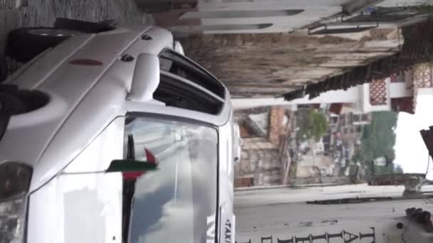Video Vertical Format Taxi Crossing Road Taxco Mexico — Vídeo de Stock