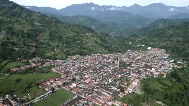 Jardín Colombia Aerial Zoom Drone Fly Town Church Mountains Hills — Vídeos de Stock