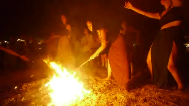 Ázsiai Kezeli Szertartásos Tűz Bottal Tánc Előadás Éjszaka Filmezett Kézzel — Stock videók