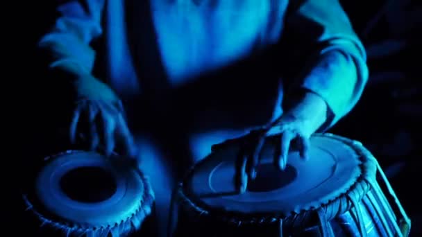台球手的手在黑暗的户外带蓝键灯的双台球装置上紧张的鼓点 手持着近镜头拍摄 — 图库视频影像