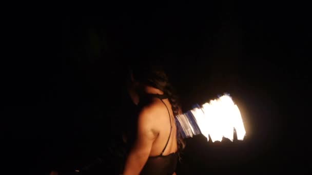 Ασιάτισσα Γυναίκα Γυρίζοντας Σχοινιά Φωτιάς Στο Σκοτάδι Γυρίστηκε Σφιχτό Μέσο — Αρχείο Βίντεο