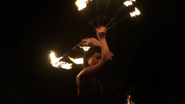亚洲女子在黑暗背景下旋转着明亮的火焰风扇 动作缓慢 动作非常接近 — 图库视频影像